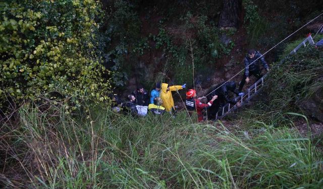 Fethiye’de kontrolden çıkan otomobil dereye yuvarlandı