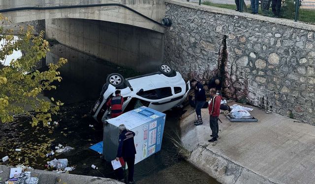 Fethiye’de feci kaza: Araç dereye uçtu!