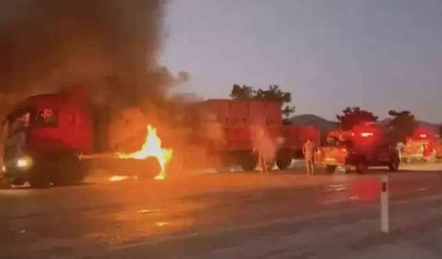 Muğla’da seyir halindeki tuğla yüklü TIR yandı