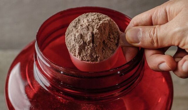 Protein tozları gerçekten gerekli mi? Kimler kullanmalı, kimler uzak durmalı