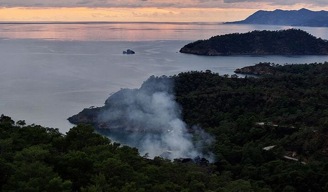 Turizm cennetinde felaket: Katrancı Koyu’ndaki bungalov yangını ormana sıçradı!