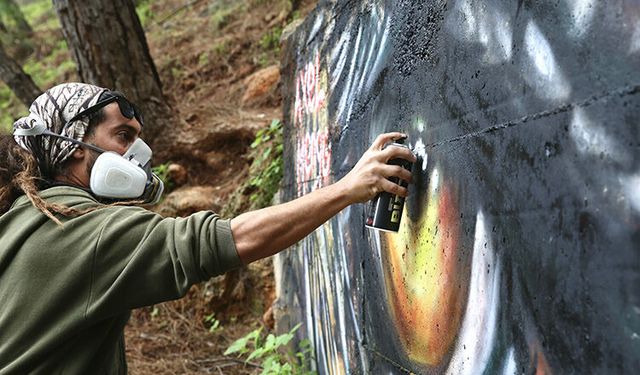 "Grafiti" sanatçısı Axel Mengü, Fethiye'ye renk katıyor