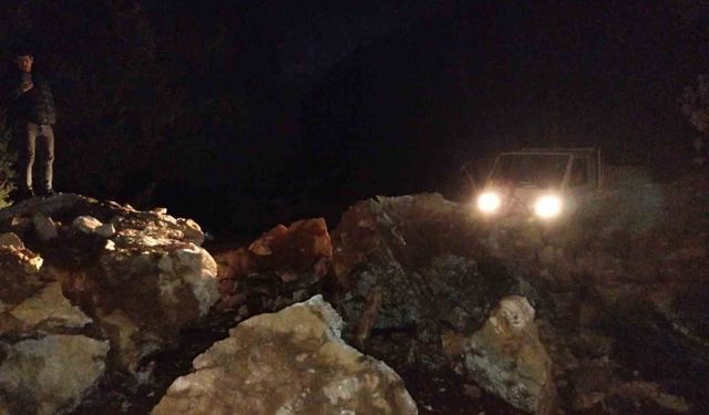Marmaris’te dev kayalar orman yolunu kapattı
