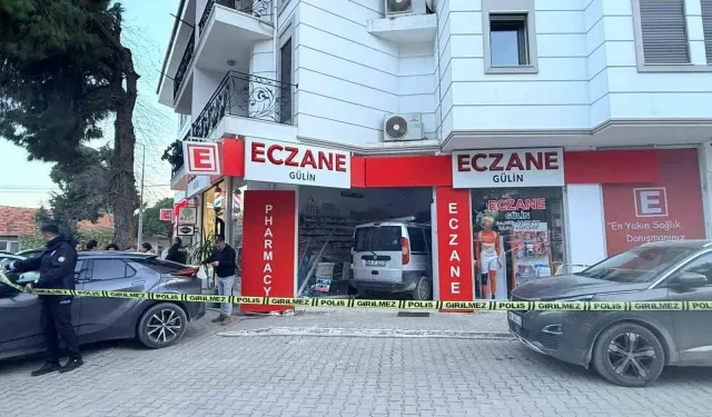 Datça'da  fren yerine gaza bastı! Otomobil iş yerine daldı