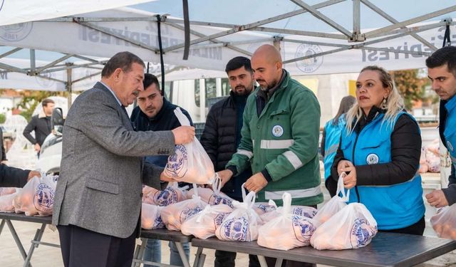 Milas Belediyesi 1 ton portakalı vatandaşa ücretsiz dağıttı!