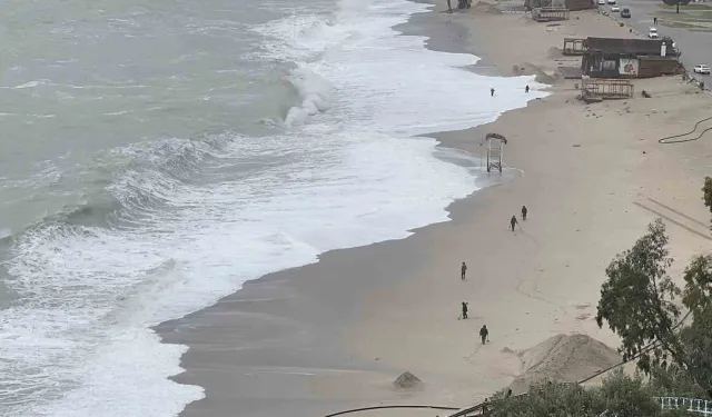Sağanak sonrası Ölüdeniz kahverengine büründü
