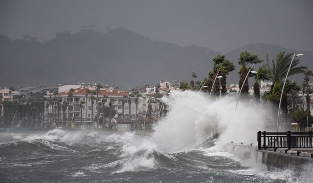 Marmaris’te Fırtına Etkili Oldu: Sörfçülerin Yüzü Güldü