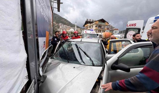 Fethiye’de Korkunç Kaza: Otomobil Biranda Duvara Çarptı