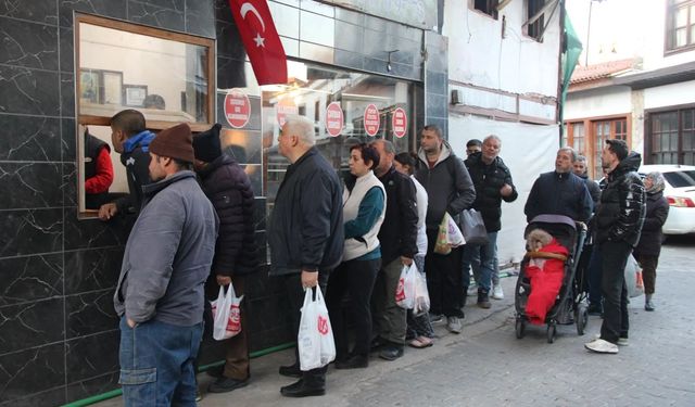 Menteşe'de Sıcak Pide Kuyruğu Sokaklara Taştı