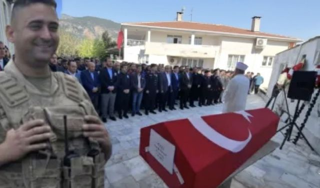 Gözyaşları Sel Oldu… Evinde Ölü Bulunan Uzman Çavuş Köyceğiz’de Toprağa Verildi