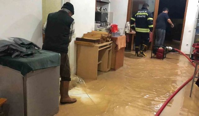 Datça’da Dere Taştı, İş Yerleri Su Altında Kaldı