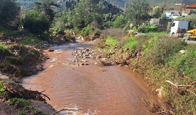 Marmaris’i Sel Vurdu! Sokaklar Göle Döndü, 1 Kişi Hayatını Kaybetti