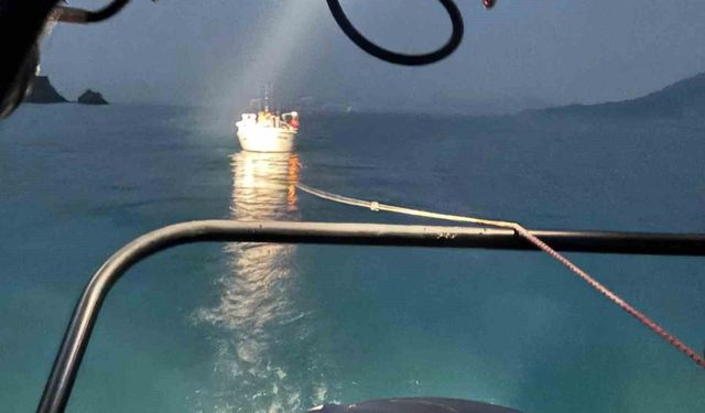 Makine Arızası Yapan Tekneye Sahil Güvenlik Müdahalesi