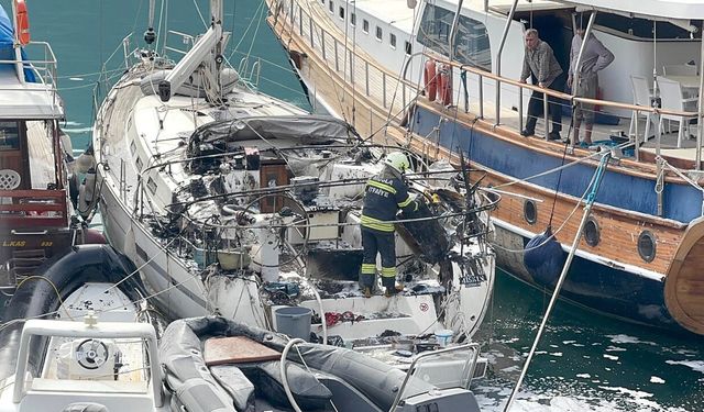 Fethiye’de insan kaçakçılığından el konulan tekne yandı