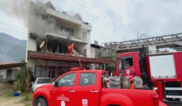 Fethiye’de iki katlı ev alevlere teslim oldu