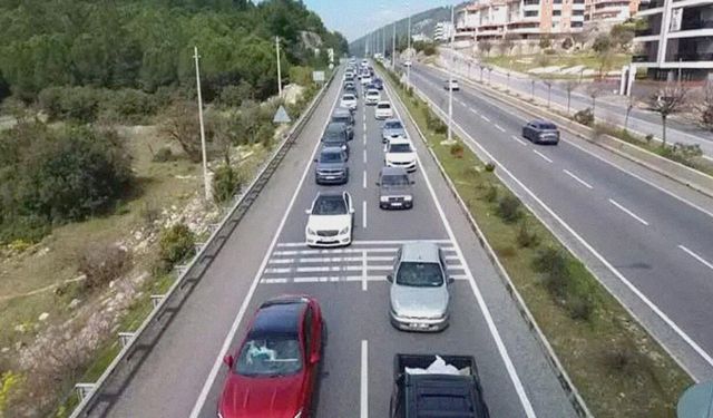 Muğla'nın tatil beldelerinde bayram trafiği: 2 kilometrelik araç kuyruğu oluştu