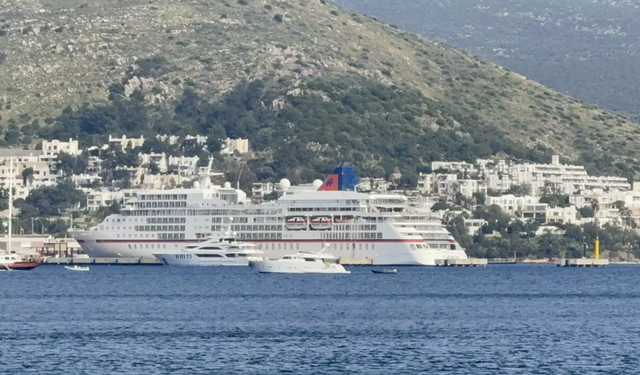 Bodrum Limanı’na dev kruvaziyer: 357 turist geldi