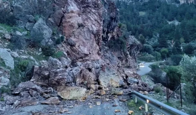 Faralya yolunda kaya düştü, yol trafiğe kapatıldı