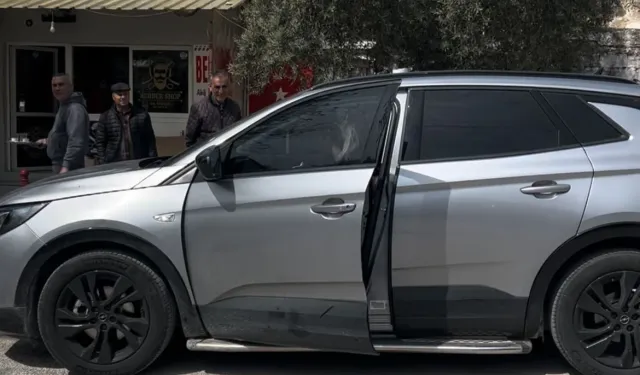 Araçta kilitli kalan küçük çocuğu çilingir kurtardı