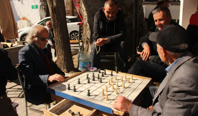 Menteşe'deki Konakaltı Kıraathanesi dama oyuncularının gözdesi oldu