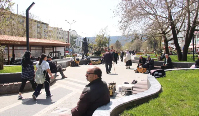 Menteşe’de güneşli hava en çok yaşlıları sevindirdi
