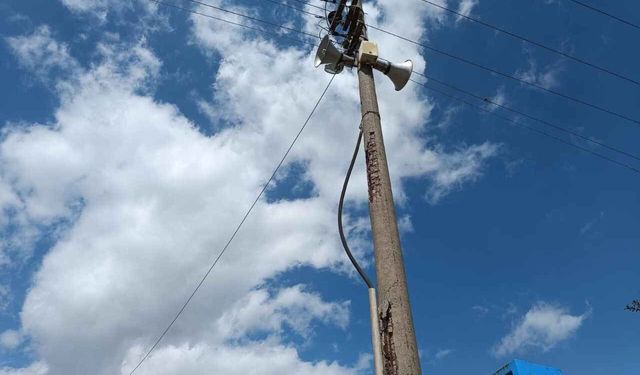 Menteşeliler bozuk elektrik direkleri ve eski yapım yollara tepkili
