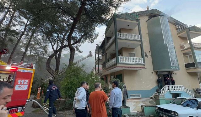 Marmaris’te çatıda çıkan yangında mahsur kalan bir kişi kurtarıldı