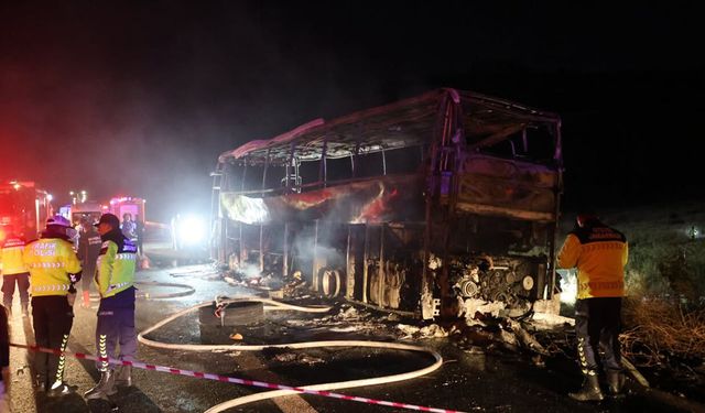 Denizli'de facia: Biri bebek sekiz kişi otobüste yanarak hayatını kaybetti