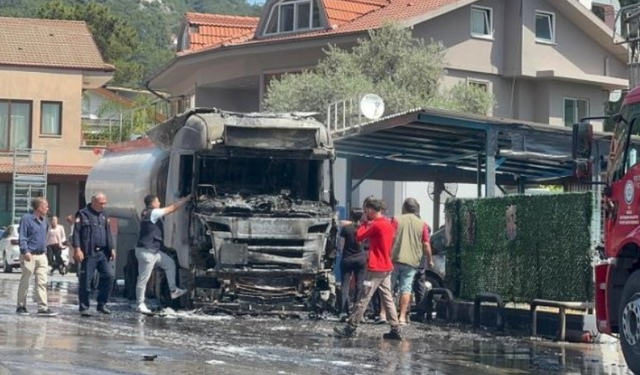 Fethiye akaryakıt istasyonunda yangın: Tır küle döndü
