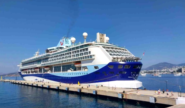 Bodrum Limanı’na dev kruvaziyer: 1790 turist geldi