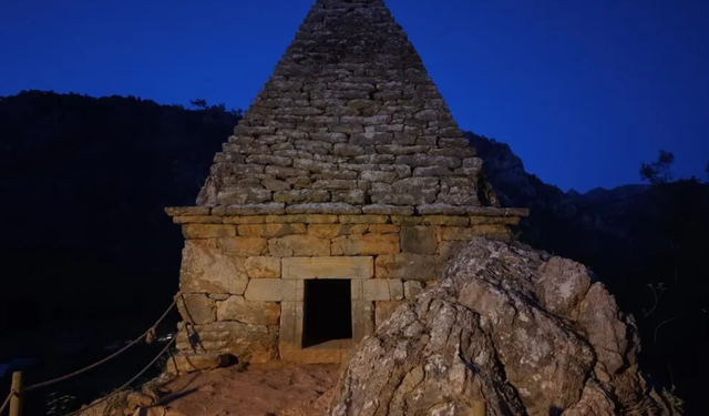 Marmaris’te piramit mezar için gece ziyaretleri başladı