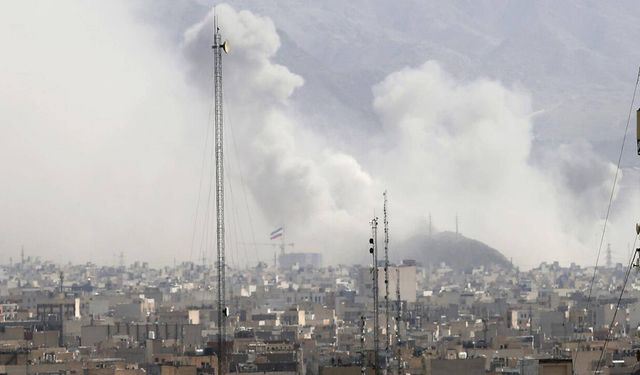 İran; Suriye, Kuveyt, Bahreyn ve Umman'daki Amerikan üslerini vurdu