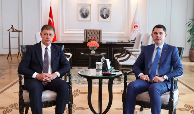 İzmir Belediye Başkanı Tugay, Bakan Kurum ile 'kentsel dönüşüm'ü görüştü
