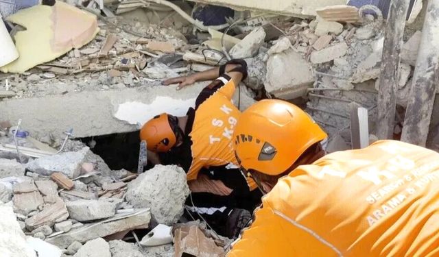 TSK ve AFAD Venezuela'da enkazdan insanları kurtarmaya çalışıyor