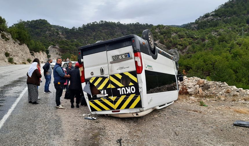 ÖĞRENCİ SERVİSİ DEVRİLDİ: YARALILAR VAR
