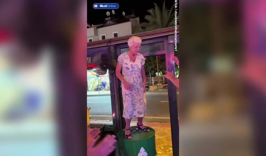 Marmaris geceleri her yaşta oynatır! 79'luk nineden dans şov