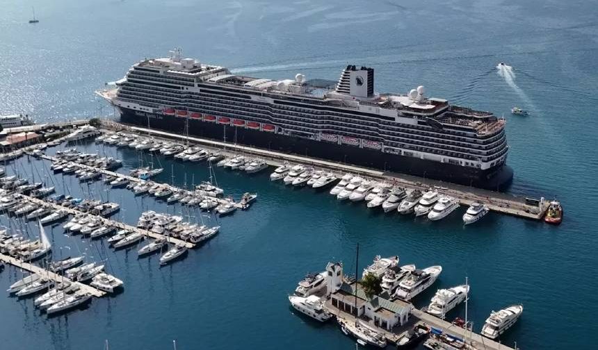 MS Nieuw Statendam kruvaziyeri 3 bin 200 yolcusuyla Marmaris'te