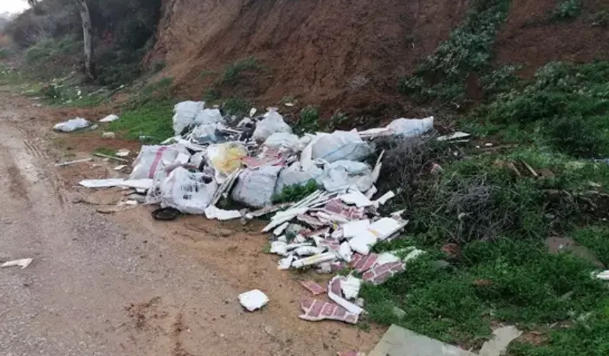 Bodrum'da yol kenarına inşaat atığı döken 2 kişiyi toplam 70 bin lira ceza