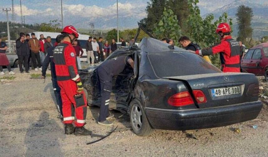 Seydikemer’de kaza oldu: Otomobil, park halindeki araca çarptı
