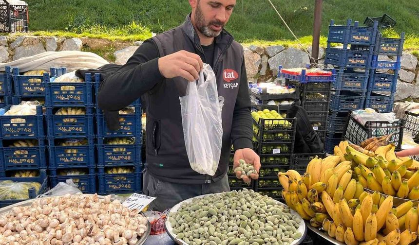 Datça Bademi Yatağan Pazarında Tezgâhlara Çıktı