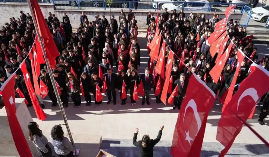 Menteşe’de öğrencilerden anlamlı bayrak töreni