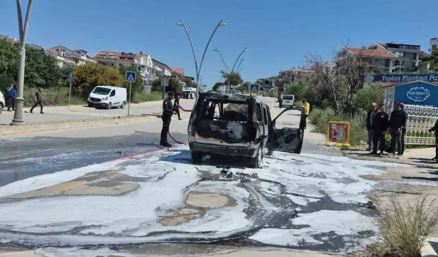 Datça’da yangın: Ticari araç bir anda alev aldı