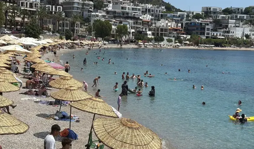 Bodrum’da sıcak hava sahilleri doldurdu
