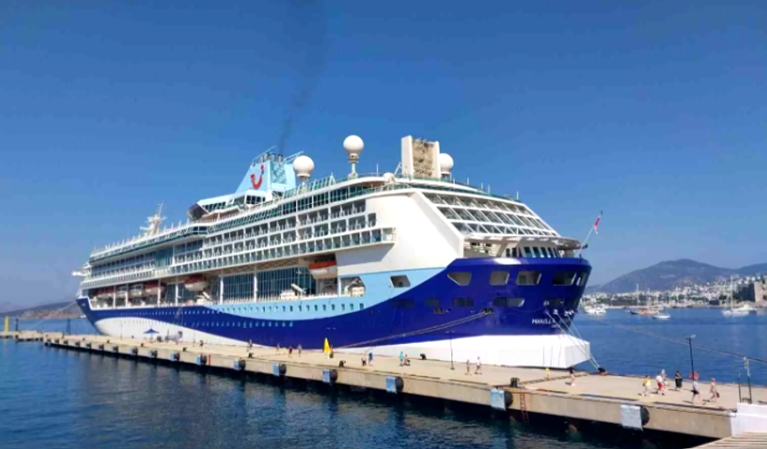 Bodrum Limanı’na dev kruvaziyer: 1790 turist geldi