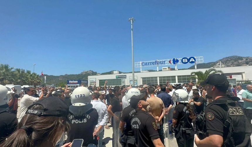 Kapalı Çarşı esnafından Marmaris Belediyesi'ne protesto