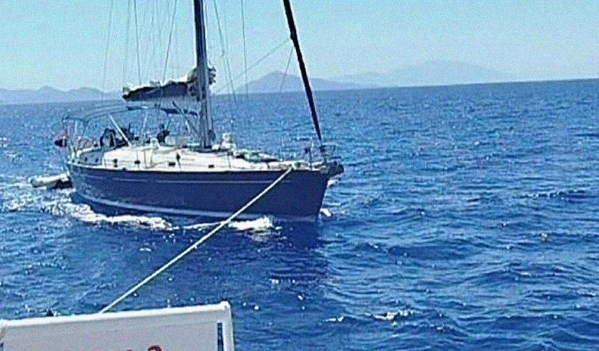 Marmaris açıklarında sürüklenen teknedeki üç kişi kurtarıldı
