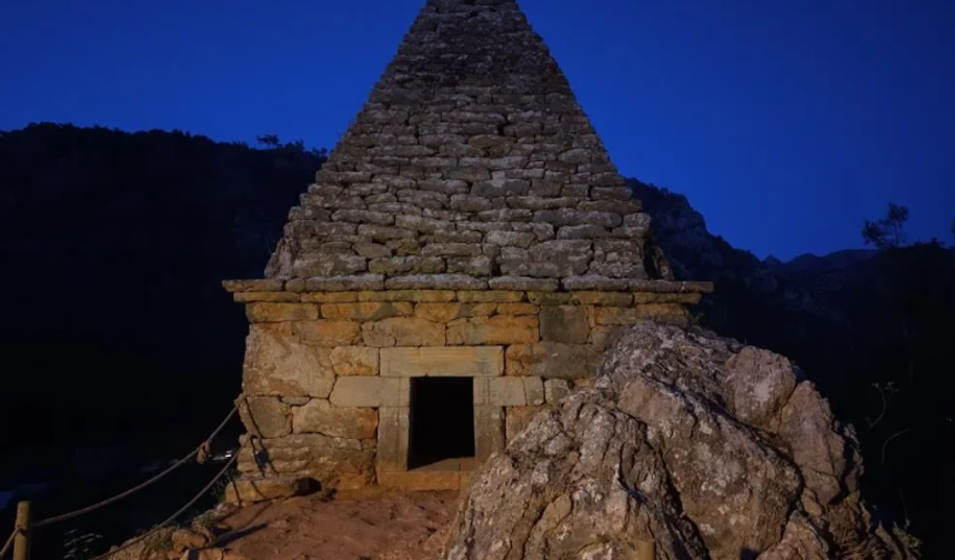 Marmaris’te piramit mezar için gece ziyaretleri başladı