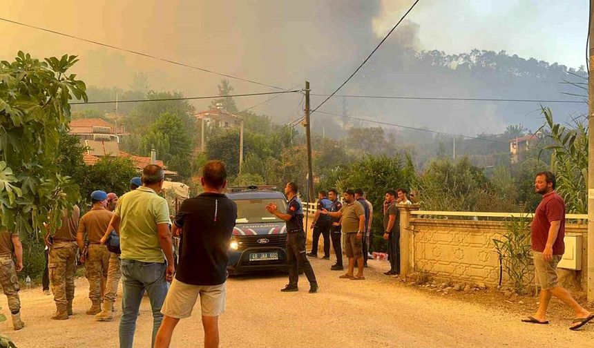Göcek'teki yangın rüzgarla yayıldı: İnlice mahallesine tahliye