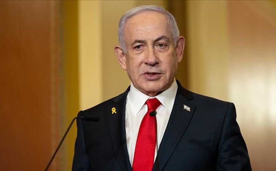 Netanyahu binlerce kişi önünde eşinden fırça yedi