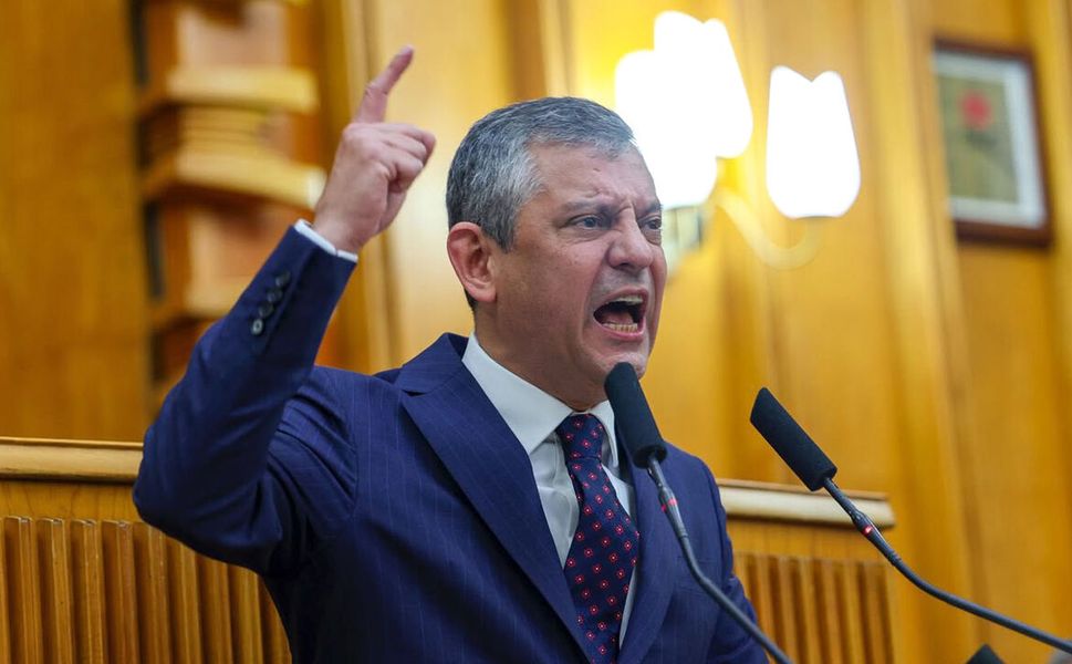 Özgür Özel'in ekibinden 28 CHP Parti Meclisi üyesi istifa etti